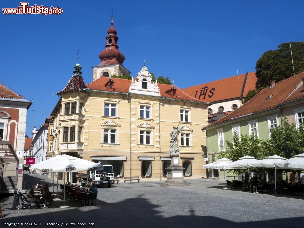 Immagine La piazza di Ptuj, Slovenia, con i dehors di bar e locali. Questa località eccelle anche per prodotti vinicoli, con gli ottimi bianchi in primis, e quelli gastronomici - © Vladislav T. Jirousek / Shutterstock.com