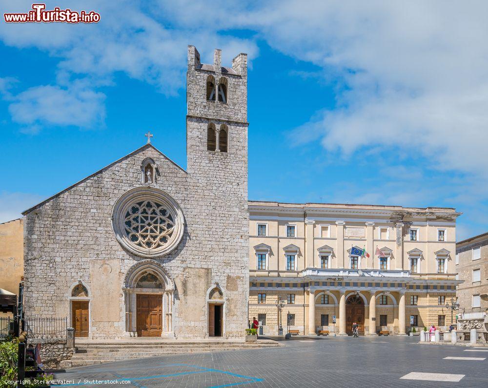 Immagine La piazza di Santa Maria Maggiore a Alatri in una giornata d'estate, Frosinone, Lazio. Qui sorge l'omonima chiesa risalente al V° secolo edificata sui resti di un tempio pagano. Sulla facciata risalta il grande rosone del XIV° secolo - © Stefano_Valeri / Shutterstock.com