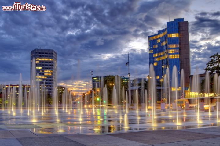 Immagine La piazza e gli edifici delle Nazioni Unite fotografati di notte a Ginevra. Una bella immagine dell'area urbana che ospita gli uffici delle Nazioni Unite: affiancano quelli di New York come seconda sede dell'ONU