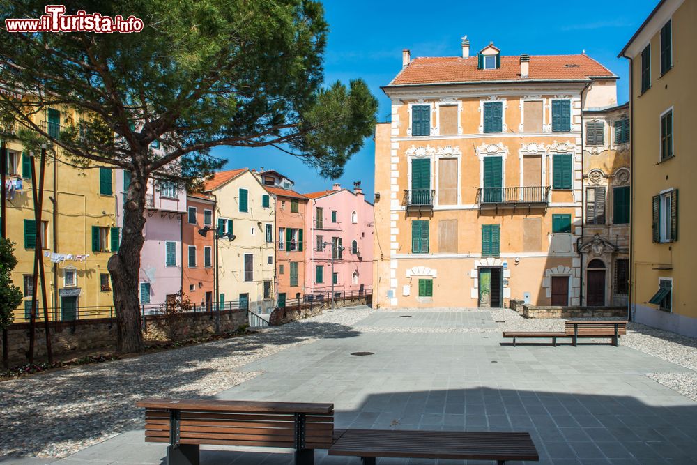 Immagine La piazza medievale con case colorate a Parasio, Porto Maurizio, Liguria. Parasio è il promontorio su cui sorge il centro abitato di Porto Maurizio ed è uno dei simboli che caratterizzano la città di Imperia.