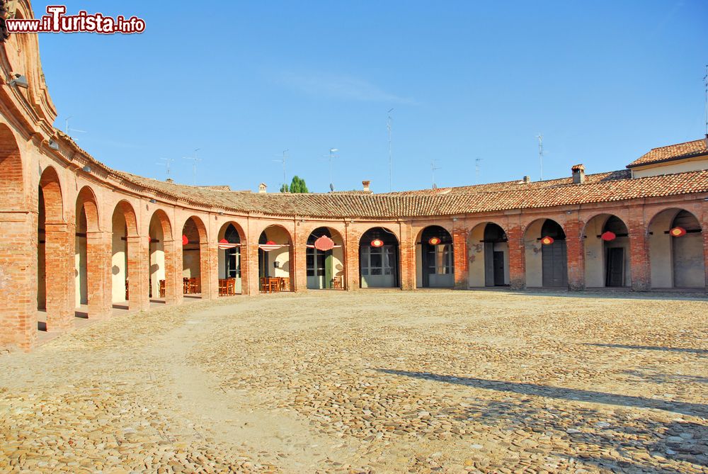 Immagine La piazza Nuova di Bagnacavallo, antica piazza del mercato di forma ellittica, circondata da un portico con 30 archi