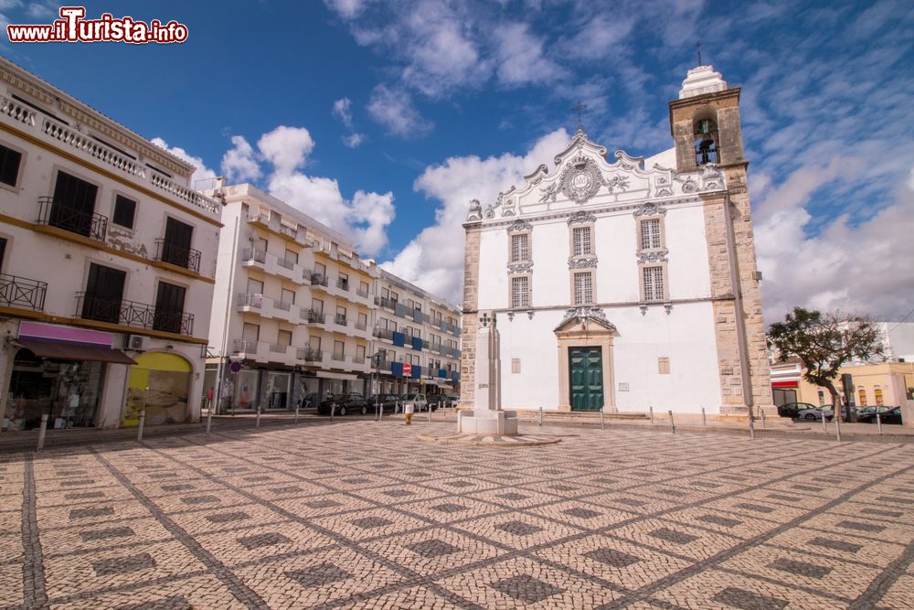 Immagine La piazza pedonale che ospita la chiesa di Olhao, Portogallo. La pavimentazione con motivi geometrici rende ancora più suggestivo il principale edificio di culto di questa località portoghese.