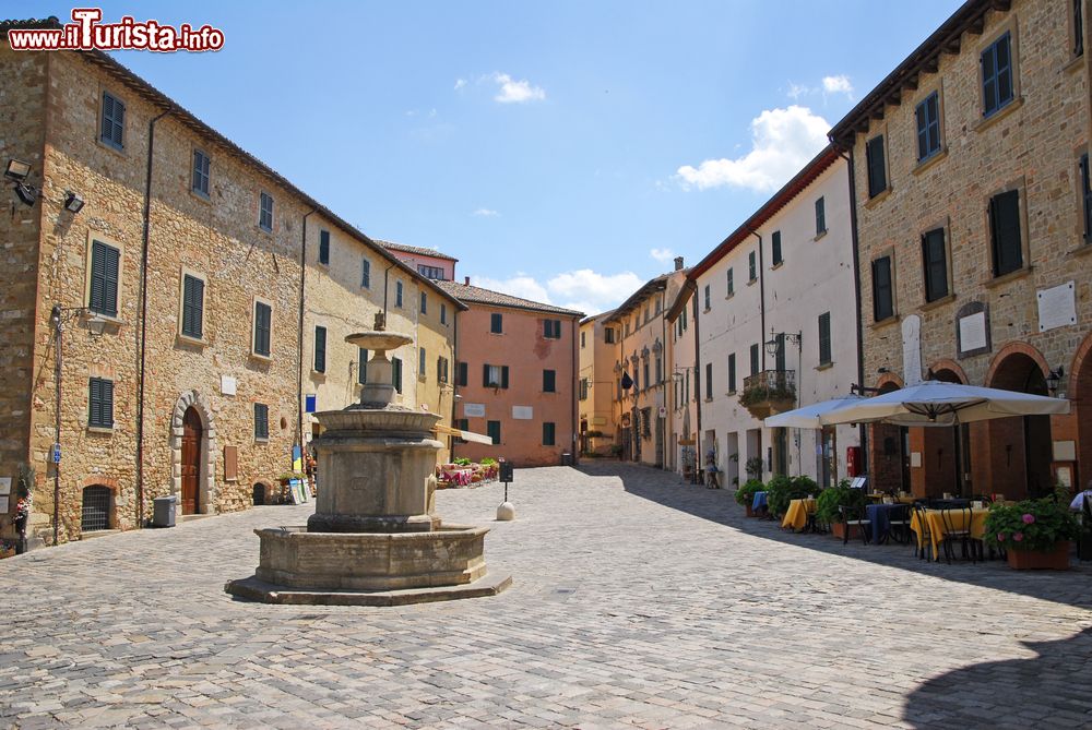 Immagine La piazza principale del borgo di San Leo con fontana