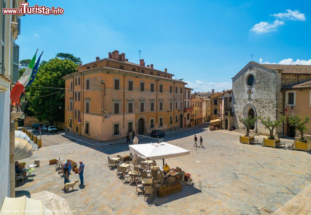 Immagine La piazza principale del centro storico di San Gemini in Umbria © ValerioMei / Shutterstock.com