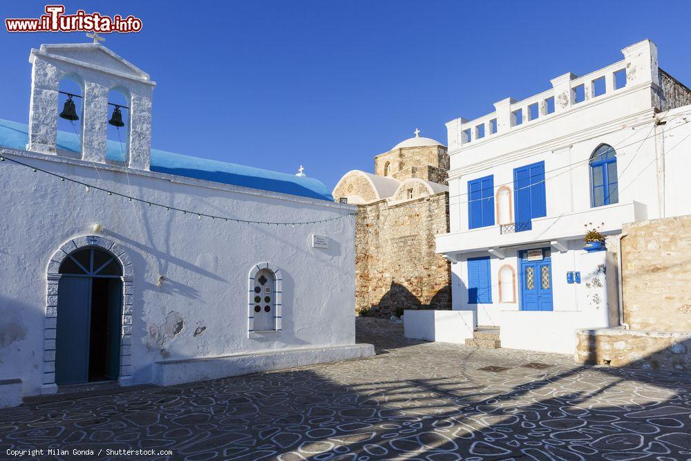 Immagine La piazza principale della Chora nell'isola di Kimolos, Grecia, con chiesa e edifici  - © Milan Gonda / Shutterstock.com