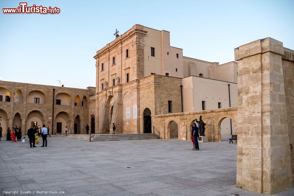 Immagine La piazza principale della città con il santuario di Santa Maria di Leuca, Puglia. La basilica si apre su un piazzale in cui si trova la croce pietrina, la colonna mariana del 1964 sormontata da una statua della Madonna - © DinoPh / Shutterstock.com
