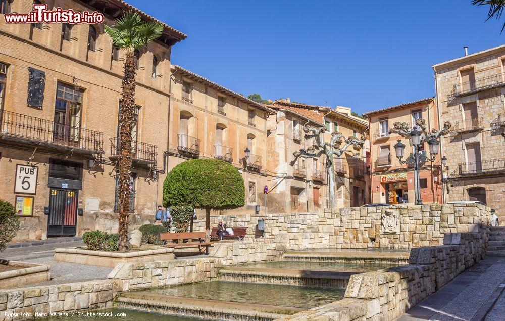 Immagine La piazza principale della città di Daroca, Spagna. Al centro sorge una bella fontana a terrazze, punto d'incontro per abitanti e turisti nei mesi estivi - © Marc Venema / Shutterstock.com