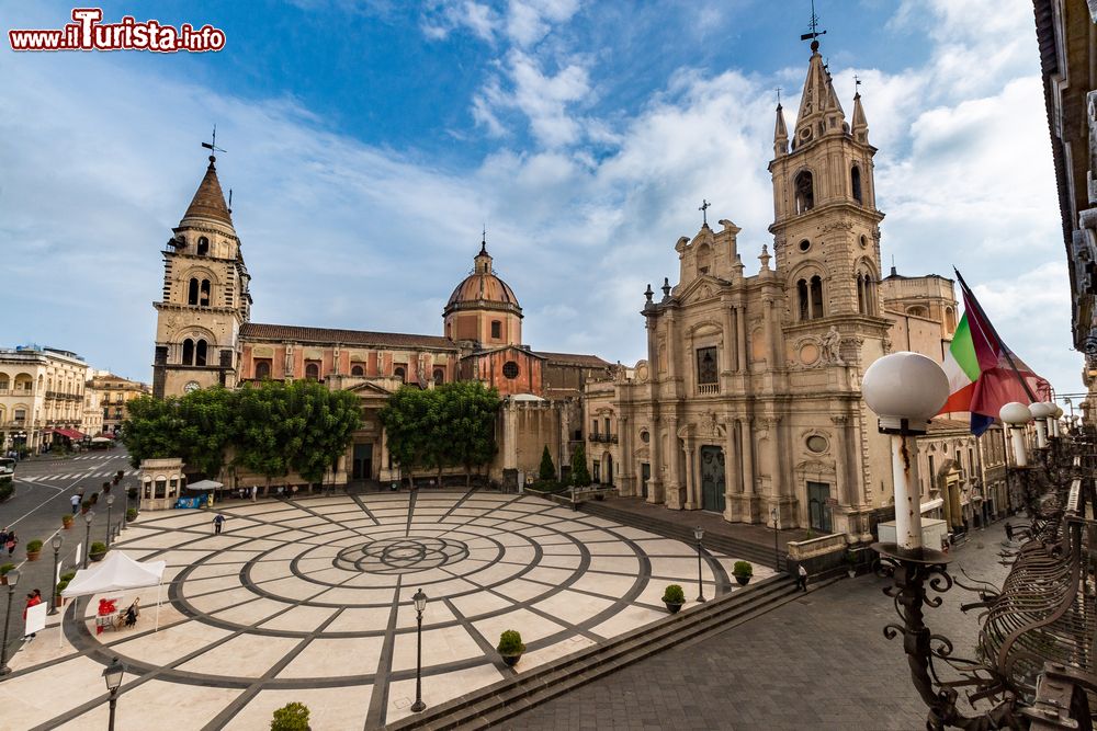 Immagine La piazza principale di Acireale con la cattedrale barocca, Sicilia. Quest'area urbana di Acireale rappresenta il centro culturale e monumentale della cittadina siciliana.