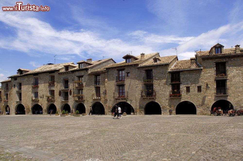 Immagine La piazza principale di Ainsa, provincia di Huesca, Spagna. Plaza Major (Piazza Maggiore), centro di questo borgo ai piedi dei Pirenei, si presenta con il tipico aspetto medievale e due lati porticati.