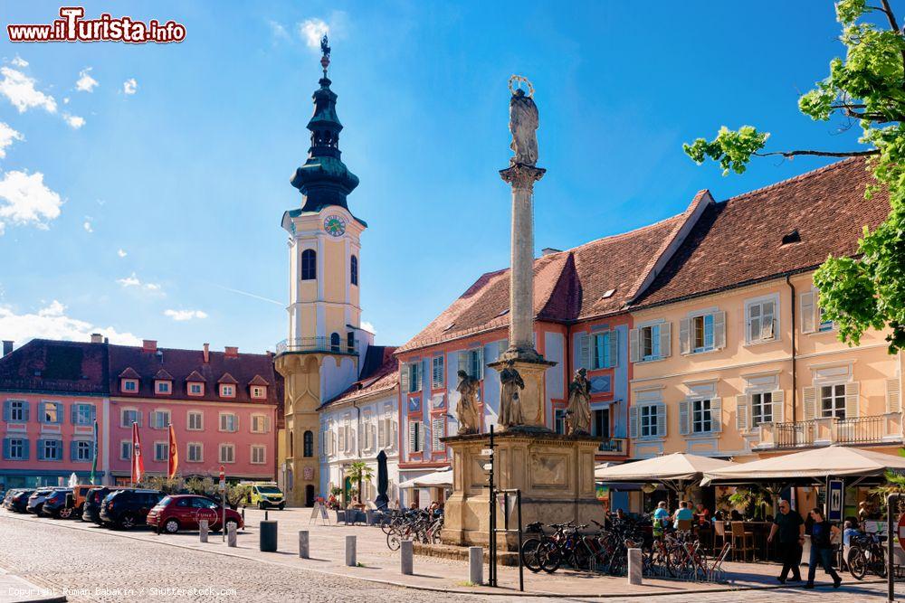 Immagine La piazza principale di Bad Radkersburg, Austria, con il Municipio, la colonna Plague e gente seduta nei caffé. Siamo in una delle più suggestive stazioni termali della Stiria - © Roman Babakin / Shutterstock.com