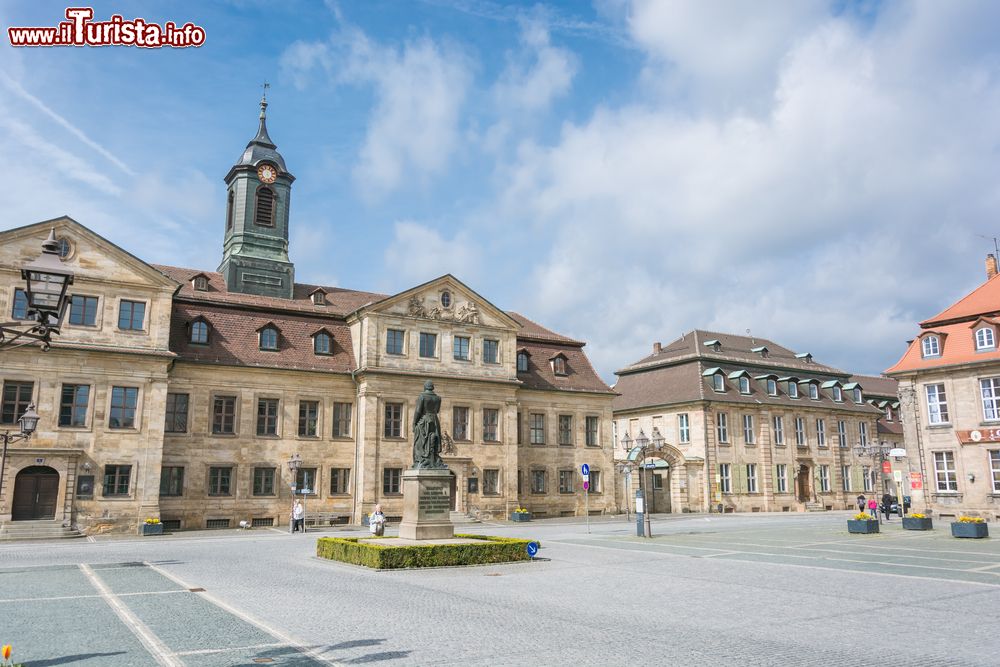 Immagine La piazza principale di Bayreuth, Germania, in una giornata autunnale con il cielo azzurro.
