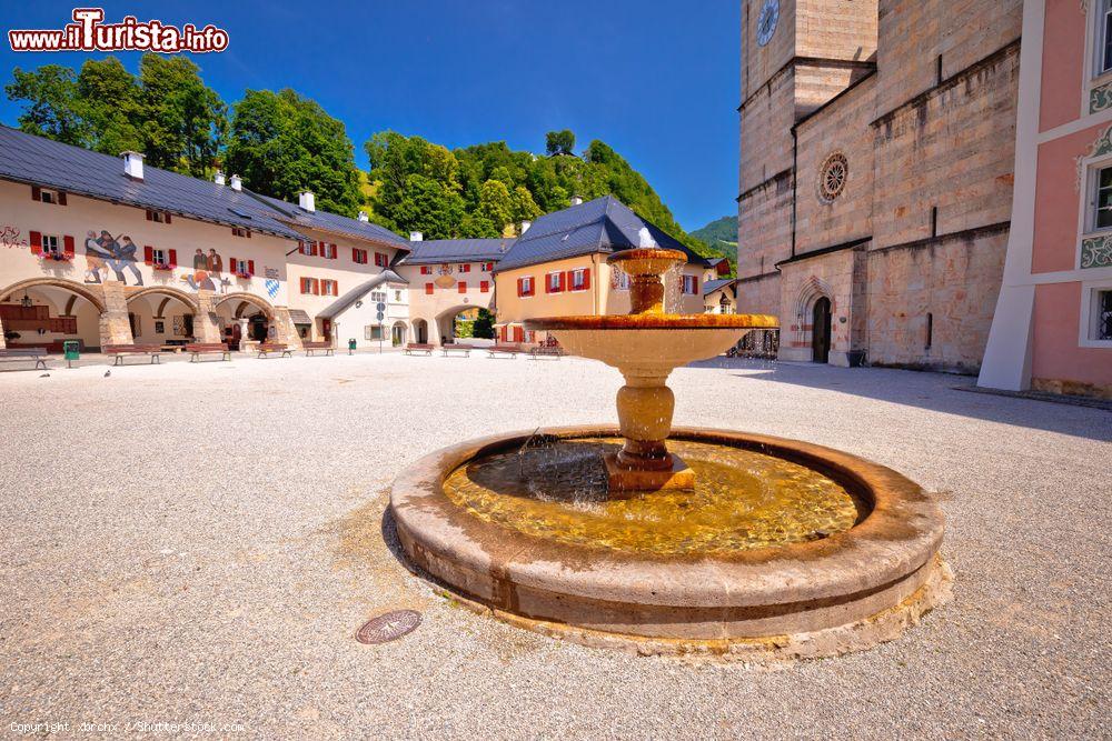 Immagine La piazza principale di Berchtesgaden con al centro la fontana, Baviera, Germania - © xbrchx / Shutterstock.com