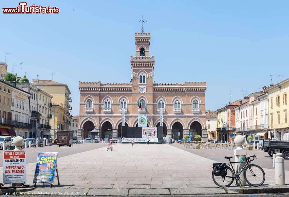 Immagine La piazza principale di Casalmaggiore in provincia di Cremona, Lombardia - © Alexandre Rotenberg / Shutterstock.com