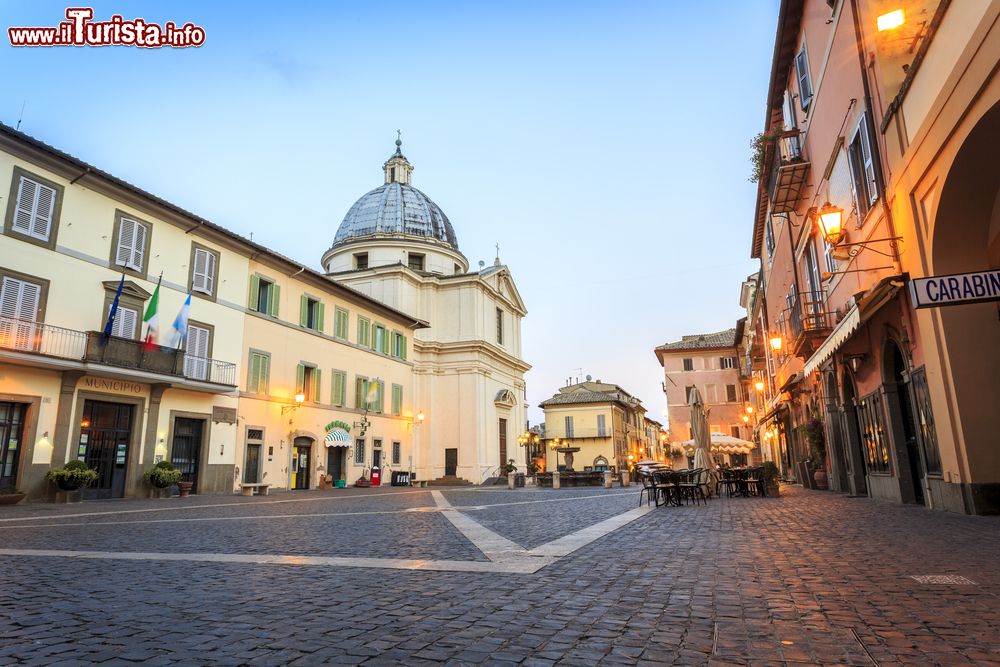 Immagine La piazza principale di Castel Gandolfo, Lazio. Situato nell'area dei Castelli Romani, Castel Gandolfo è conosciuto soprattutto per essere stata la residenza estiva dei papi. 