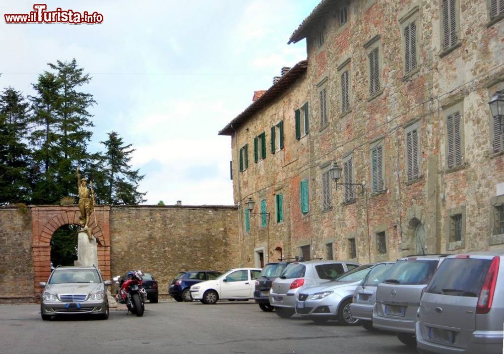 Immagine La piazza principale di Castel Rigone, Lago Trasimeno, in Umbria - © Cantalamessa - CC BY-SA 3.0, Wikipedia