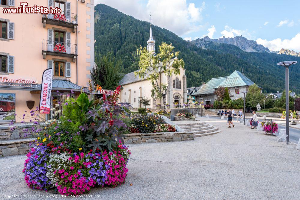 Immagine La piazza principale di Chamonix (Francia) abbellita da fiori colorati - © lenisecalleja.photography / Shutterstock.com