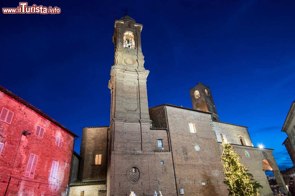 Immagine La piazza principale di Città della Pieve (Perugia) by night durante il periodo natalizio, Umbria. Sullo sfondo, il duomo cittadino dedicato ai santi Gervasio e Protasio.