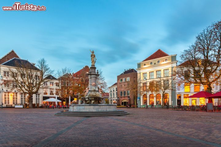 Immagine La piazza principale di Deventer è conosciuta con il nome di Brink. Qui si affaccia anche un importante palazzo storico come il Waag - foto © DutchScenery / Shutterstock.com