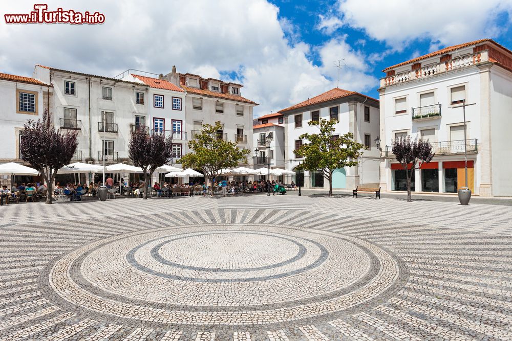 Immagine La piazza principale di Leiria (Praca Rodrigues Lobo), Portogallo, fotografata con il cielo nuvoloso. Posta quasi a metà strada fra Lisbona e Porto, questa graziosa località di circa 15 mila abitanti è un importante centro di comunicazione per via della sua posizione geografica.