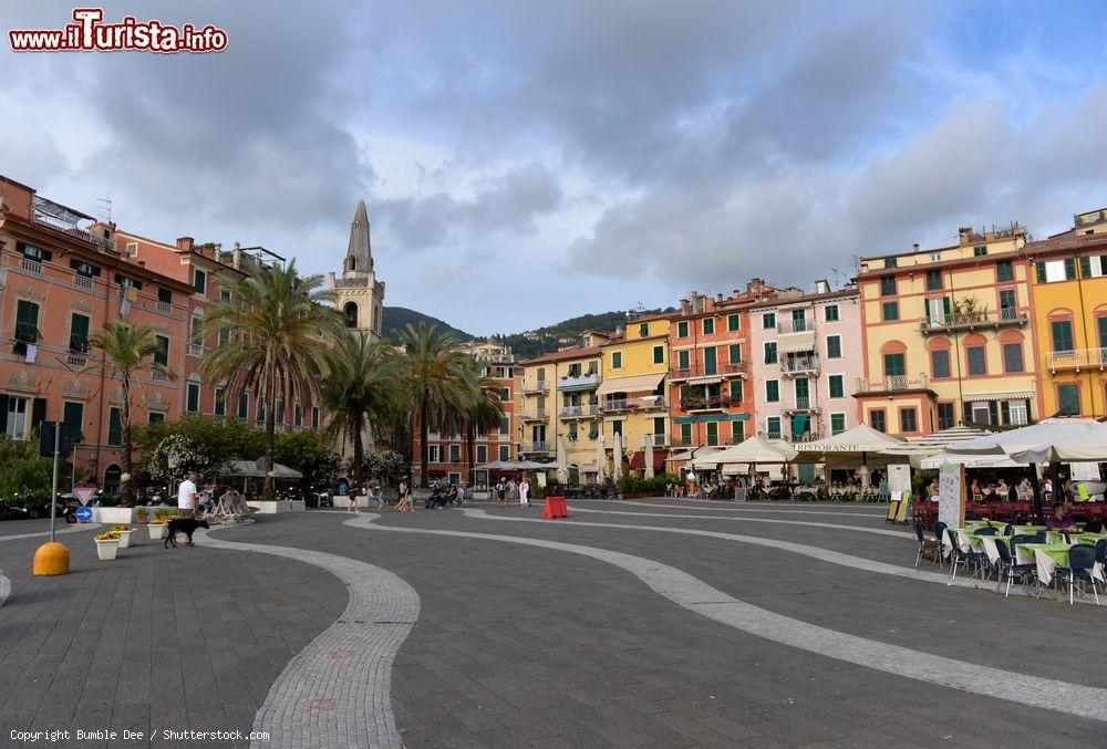 Immagine La piazza principale di Lerici è Piazza Garibaldi. Siamo a poca distanza dalle Cinque Terre, sulla Riviera di Levante in Liguria - © Bumble Dee / Shutterstock.com