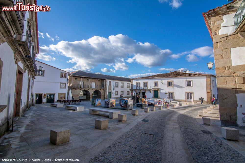Immagine La piazza principale di Miranda do Douro, Portogallo, con edifici e palazzo storici - © Dolores Giraldez Alonso / Shutterstock.com