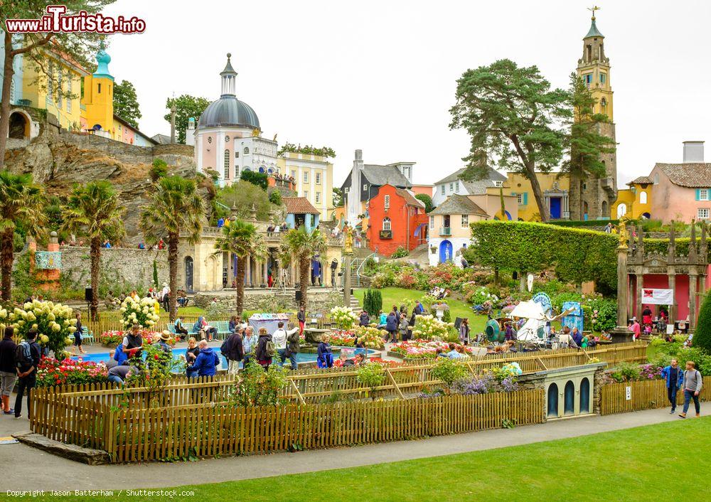 Immagine La piazza principale di Portmeirion durante il Festival n°6, Galles, UK. Turisti e abitanti si riuniscono per partecipare a questa manifestazione dedicata a ogni genere di musica - © Jason Batterham / Shutterstock.com