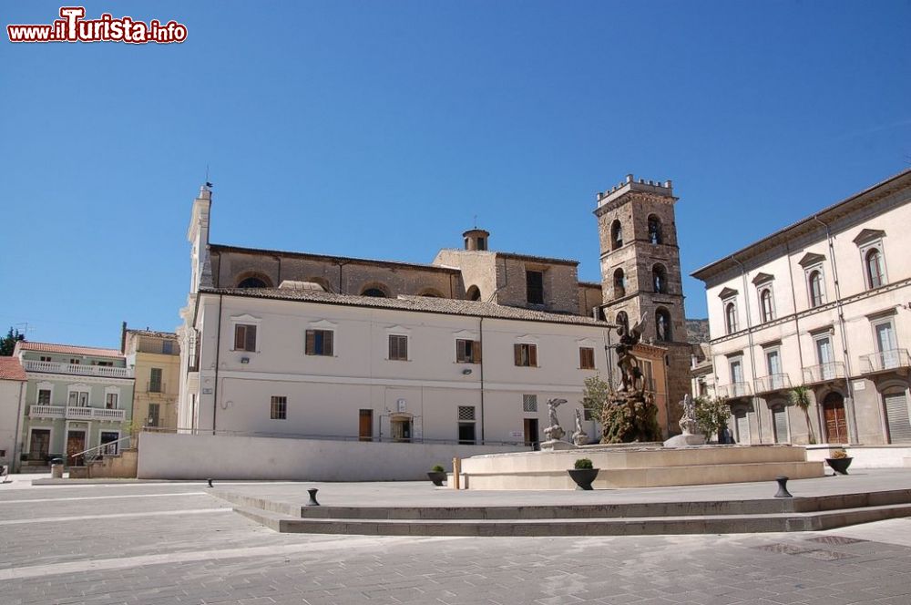 Immagine La piazza principale di Raiano in Abruzzo - © Ra Boe - CC BY-SA 3.0 de - Wikipedia