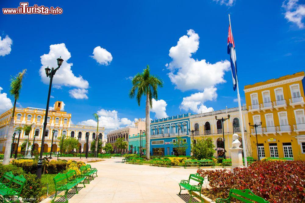 Immagine La piazza principale di Sancti Spiritus, Cuba, fotografata in una giornata di sole - © Fotos593 / Shutterstock.com