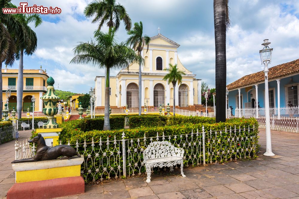 Immagine La piazza principale di Trinidad, Cuba, con la chiesa della Santa Trinità sullo sfondo. La città, fondata nel 1514 da Diego Velazquez, è una delle meglio conservate di tutti i Caraibi.
