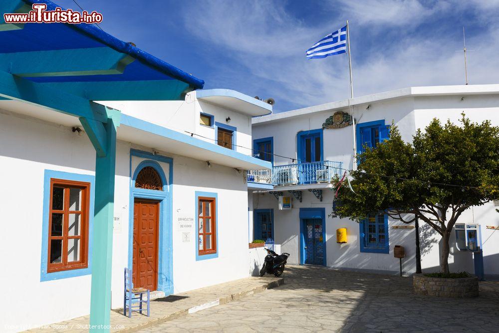 Immagine La piazza principale di un borgo dell'isola di Lipsi, arcipelago del Dodecaneso, Grecia - © Milan Gonda / Shutterstock.com