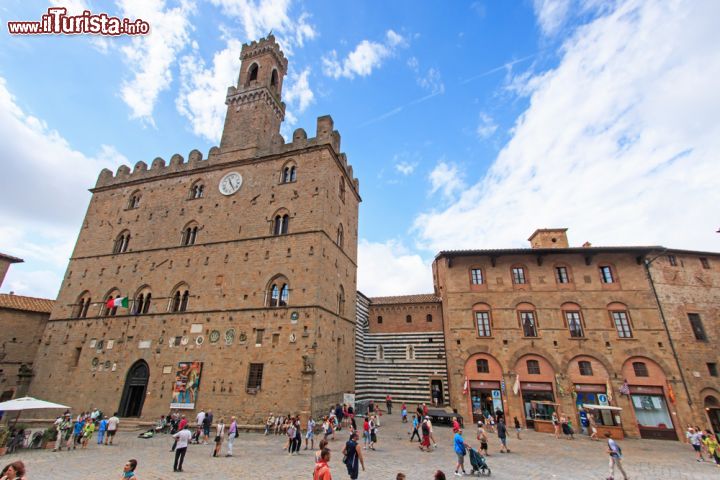 Immagine La piazza principale di Volterra affollata di turisti, Toscana. Piazza dei Priori è il centro della città medievale: gli edifici che ne testimoniano il passato si affacciano proprio in quest'area ad iniziare dal Palazzo dei Priori, attuale sede del Palazzo Municipale - @ outcast85 / Shutterstock.com