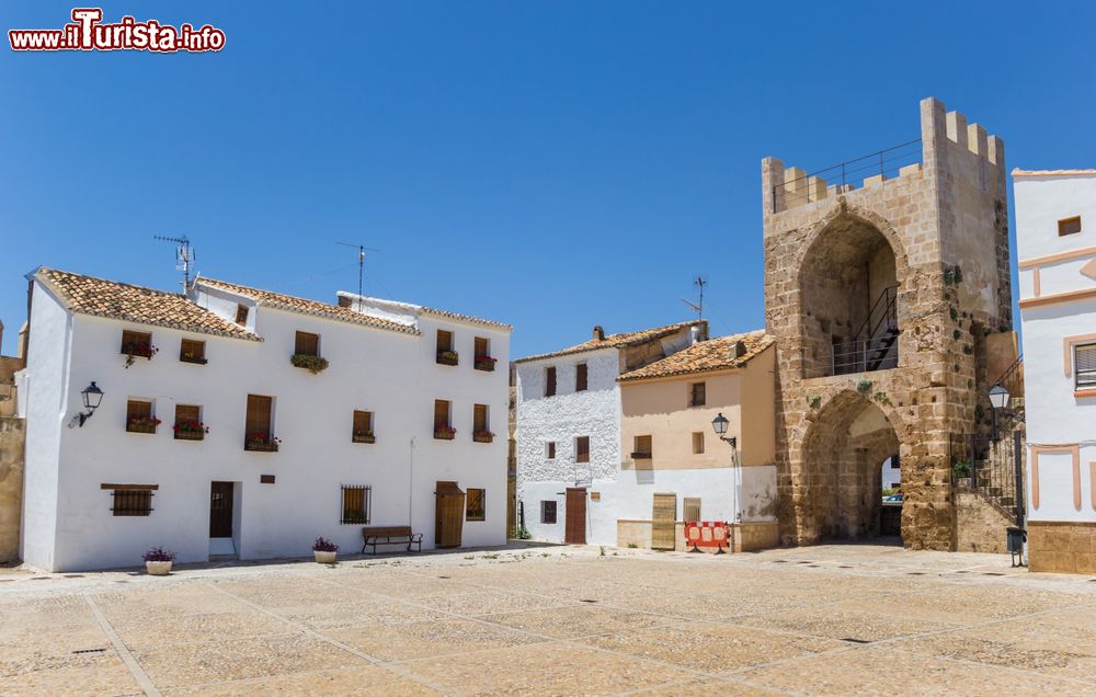 Immagine La piazza principale e la porta d'ingresso alla città spagnola di Bunol, Comunità Valenciana.