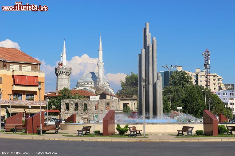 Immagine La piazza Sheshi Demokracia a Scutari, in Albania tra storia e architetture moderne - © Uta Scholl / Shutterstock.com