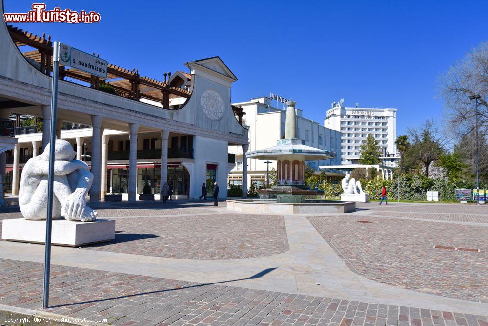 Immagine La piazza S.Manddruzzato ad Abano Terme, Colli Euganei, Veneto - © Okunin / Shutterstock.com