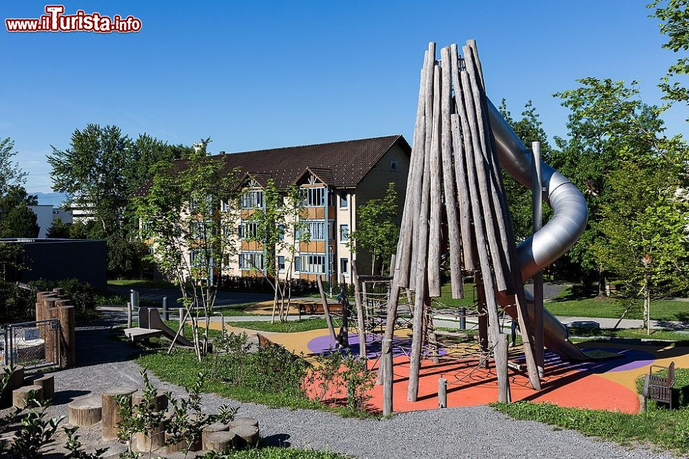 Immagine La piazza Spielplatz in centro a Steinhausen in Svizzera - ©  Roland Zumbuehl - CC-BY-SA 4.0, Wikipedia