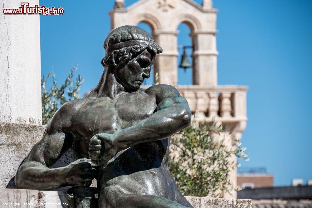 Immagine La piazza Vittorio Veneto a Matera, dettaglio del memoriale di Guerra con la campana Materdomini sullo sfondo - © DinoPh / Shutterstock.com