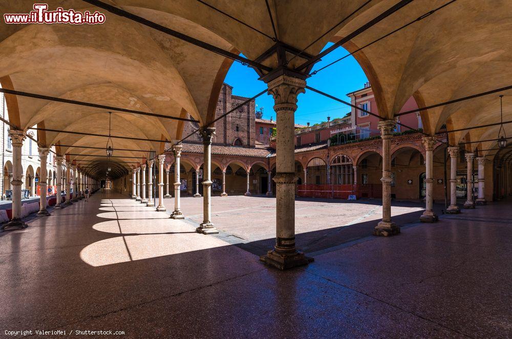 Immagine La Piazzetta dei Servi di Maria e la Chiesa di Santa Maria dei Servi a Bologna- © ValerioMei / Shutterstock.com