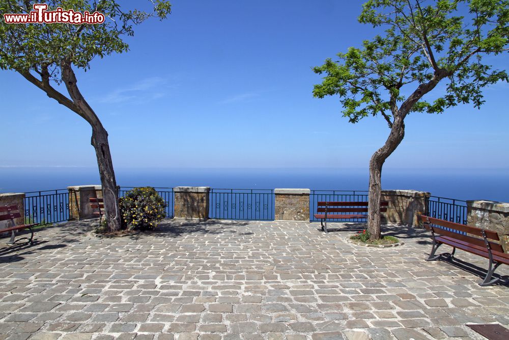 Immagine La piazzetta del romantico belvedere di Castellabate, Campania, Italia. Questo paese di poco più di 9 mila abitanti si affaccia sulla costiera cilentana e il suo territorio dal 1998 è dichiarato patrimonio mondiale dell'umanità dall'Unesco.