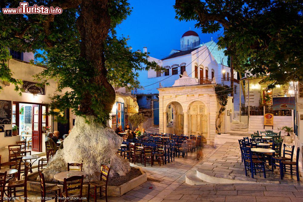 Immagine La piazzetta principale del borgo di Pyrgos al crepuscolo, Cicladi, Grecia - © Heracles Kritikos / Shutterstock.com