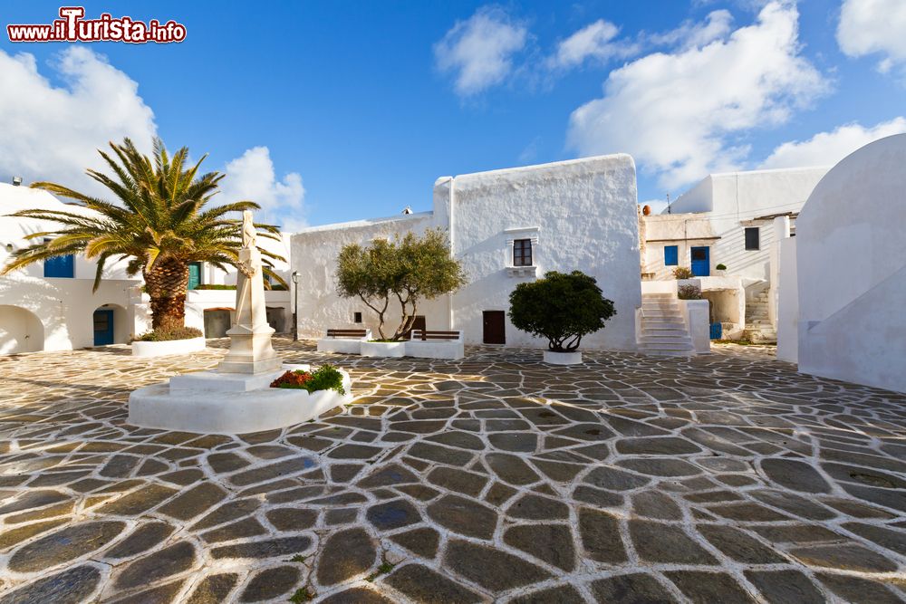 Immagine La piazzetta principale del villaggio di Chora, isola di Sikinos (Grecia).