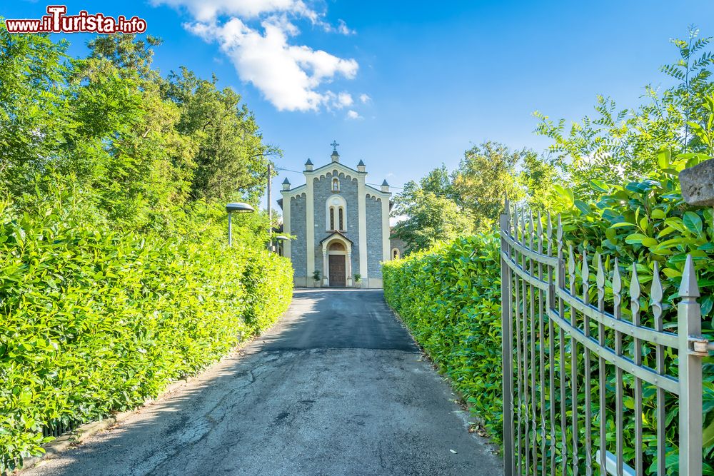 Immagine La piccola chiesa rurale di San Venanzio Abate a Busana, non lontno da Cervarezza in Emilia