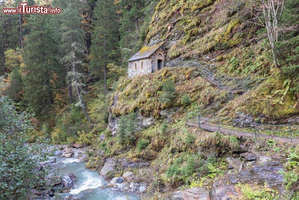 Immagine La piccola chiesetta della Sainte Chapelle a La Gorge, Les Contamines-Montjoie, Francia. Abbarbicata sulla scogliera rocciosa, rappresenta un luogo popolare per i pellegrinaggi di fedeli della zona.