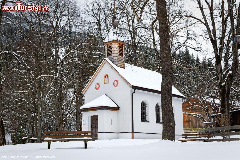 Immagine La piccola chiesetta di San Gregorio a Oberammergau (Germania) ricoperta di neve in inverno - © brndtung / Shutterstock.com
