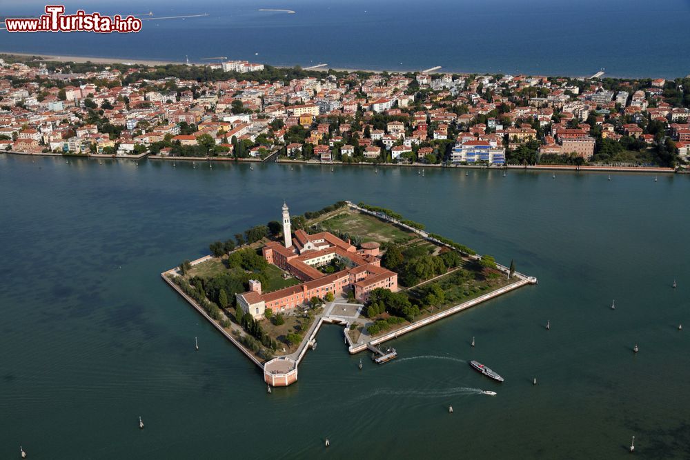 Immagine La piccola isola di San Lazzaro degli Armeni nella laguna di Venezia