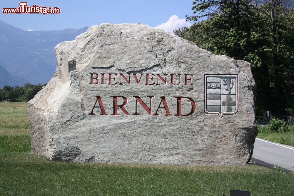 Immagine La pietra di benvenuto al borgo di Arnad in Valle d'Aosta