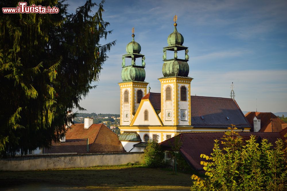 Immagine La Pilgrimage Church Mariahilf di Passau, Germania. Le cupole verdi del santuario dedicato a Maria dell'Aiuto.