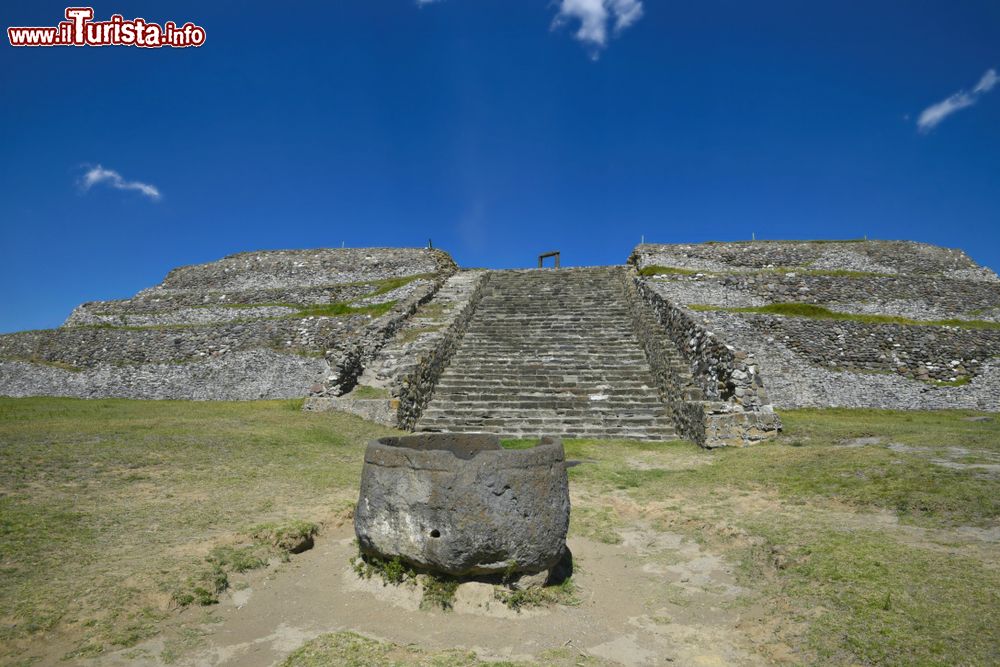 Immagine La Piramide dei Fiori nella Valle di Tlaxcala, Puebla, Messico. Con i suoi 4,5 milioni di metri cubo è considerata la più grande struttura mai costruita dall'uomo. Alta 64 metri, misura 500 metri per lato.