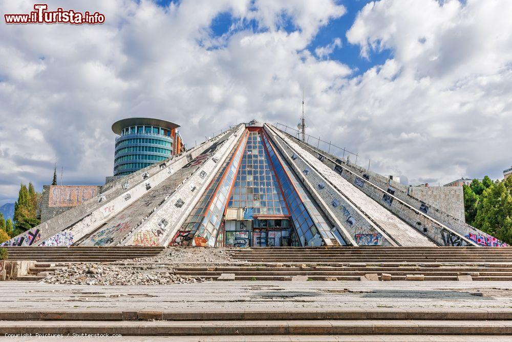 Immagine La Piramide di Tirana, Albania. Da emblema della dittatura, questo imponente edificio si è trasformato in centro multifunzionale per i giovani - © Ppictures / Shutterstock.com