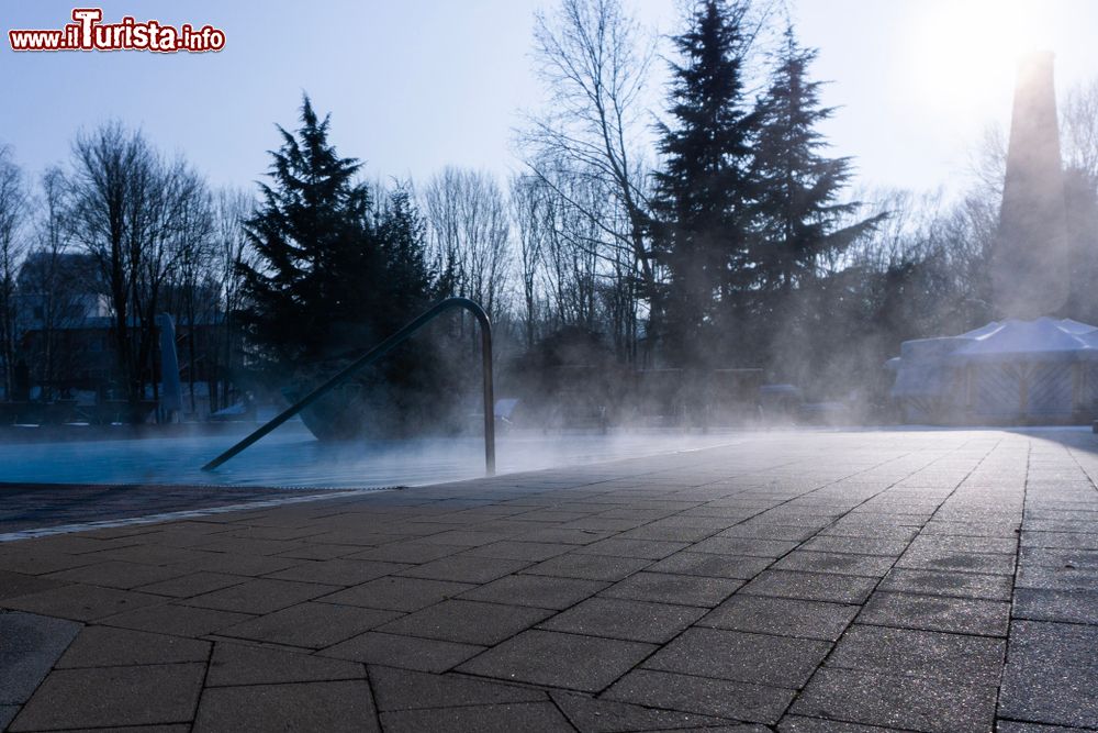 Immagine La piscina all'aperto di un centro termale a Bad Radkersburg in inverno (Austria). Qui le acque termali sorgono a quasi due chilometri di profondità a 80 °C ricche di minerali.