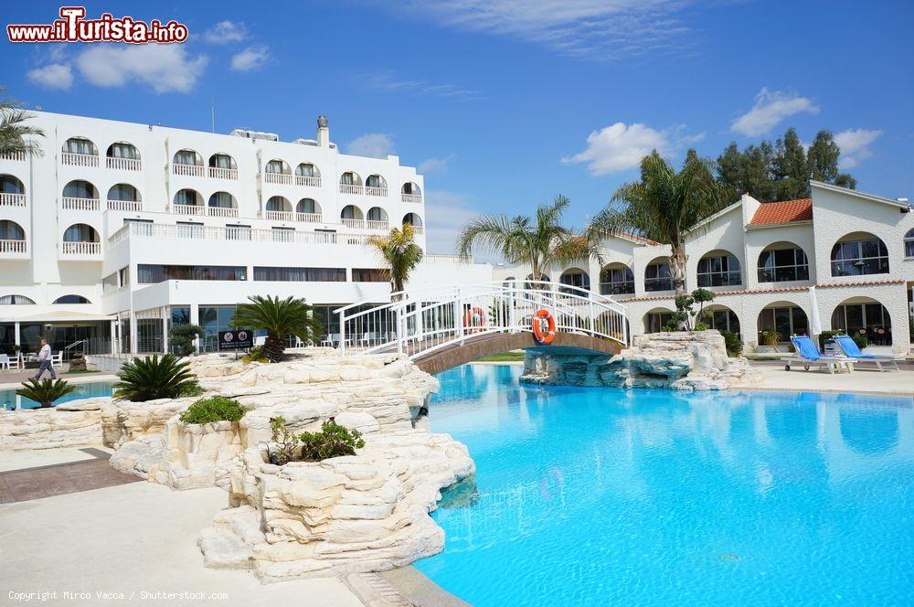 Immagine La piscina con un piccolo ponte in legno al Princess Beach Hotel di Larnaka, 4 stelle, isola di Cipro - © Mirco Vacca / Shutterstock.com